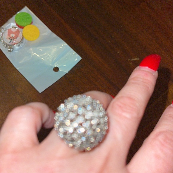 Faux Diamond clusters in a round silver setting cocktail ring nwot - Picture 2 of 6